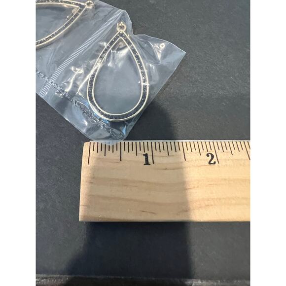 NEW Goldtone Brilliant Prestige Pendant and Tear Drop Pierced Earring Set - Picture 7 of 8